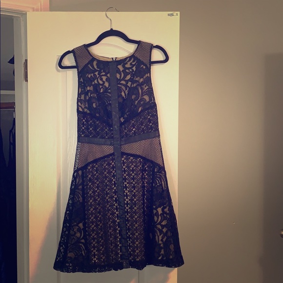 Black lace with nude underlay - Picture 1 of 3